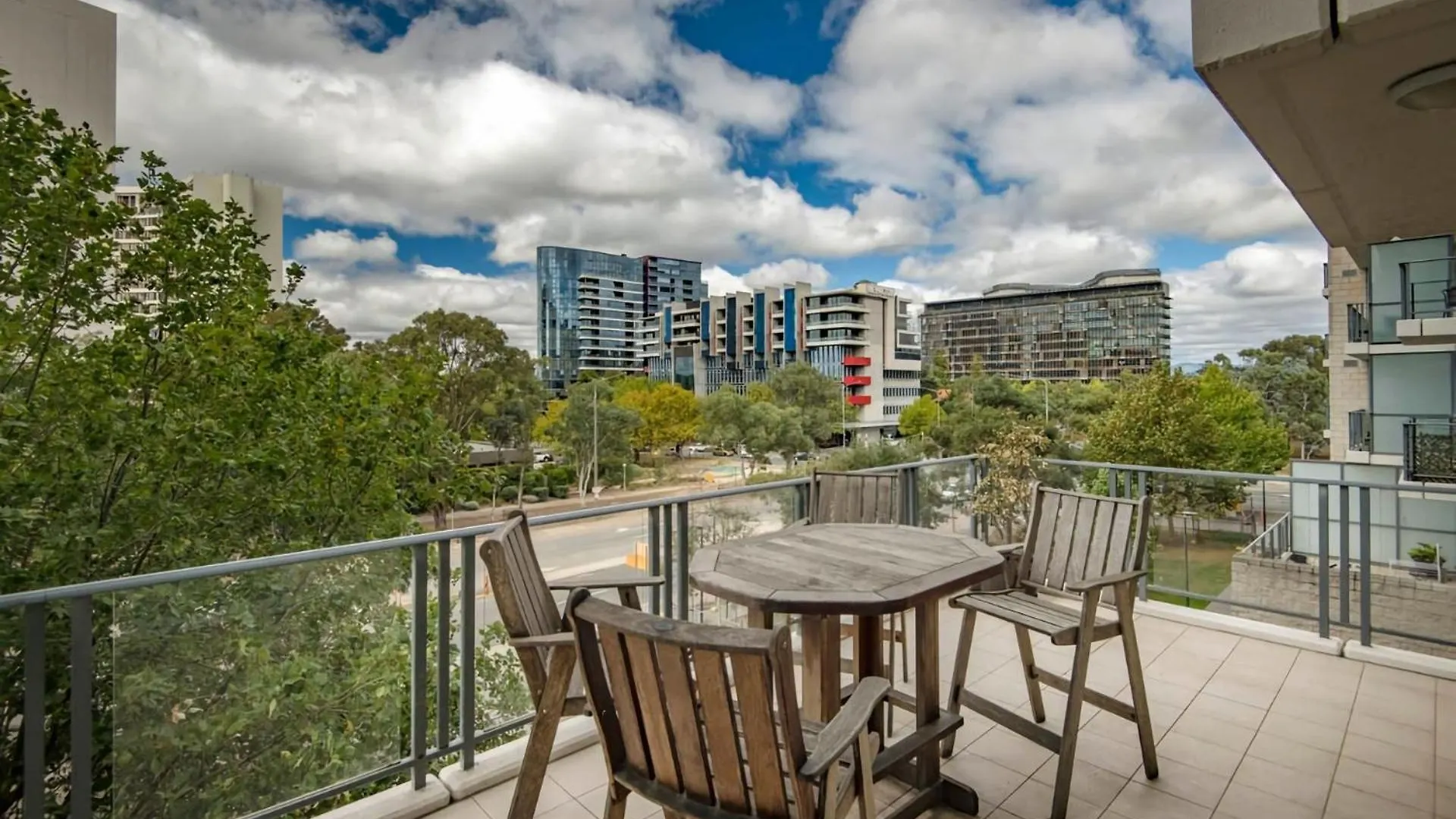 London Circuit City Hideaway Canberra Apartment